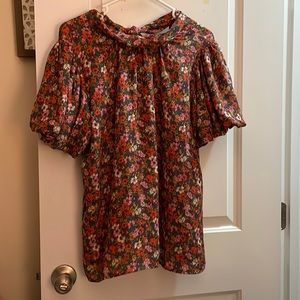 Floral blouse with puffed sleeves and tied back